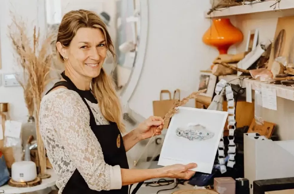 lerne-anna-steinerova-kennen-die-schmuckdesignerin-die-armbaender-aus-biniam-girmays-fahrradkette-fertigt