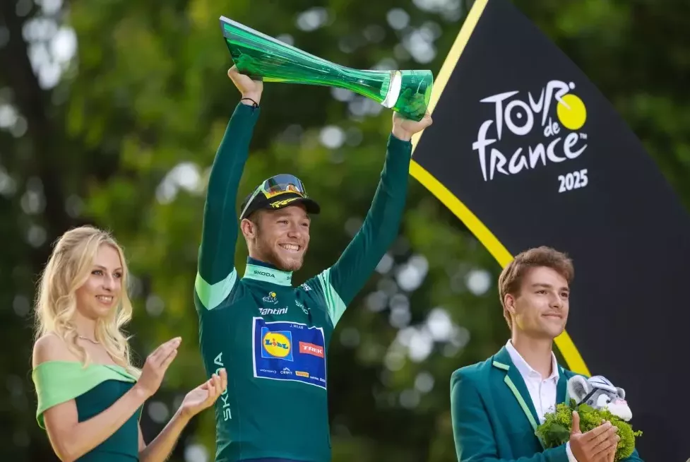 jonathan-milan-gewinnt-das-skoda-gruene-trikot-mit-spaetem-punktsprint