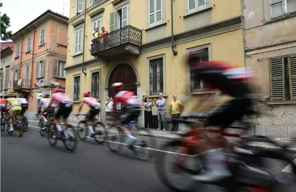 was-radsportfans-beim-tour-de-france-schauen-wirklich-lernen-ausser-wie-man-noch-mehr-zeug-kauft