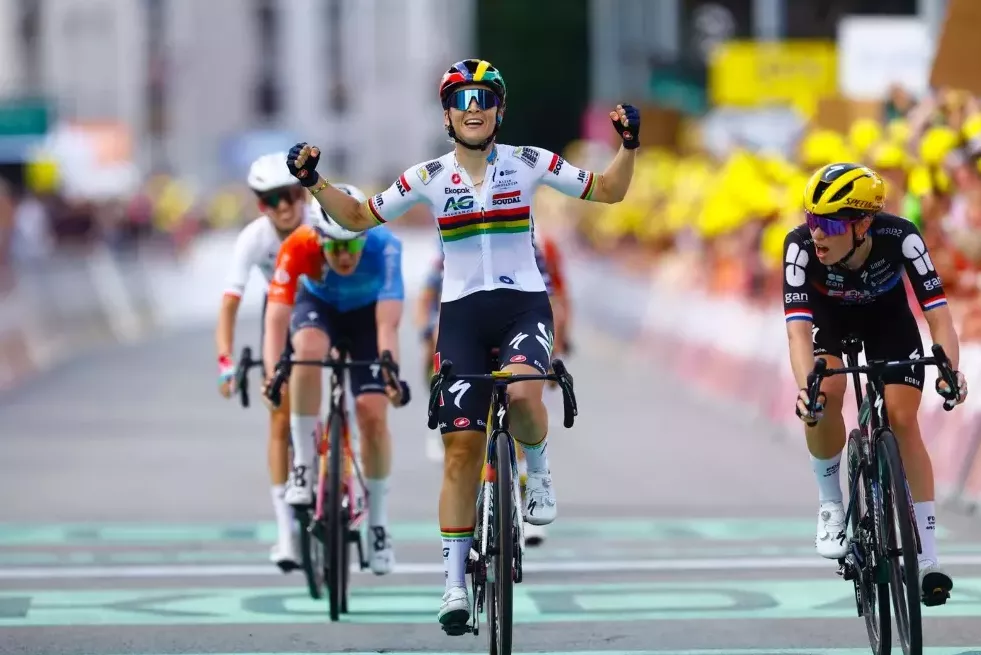 zum-glueck-hatte-ich-den-schnellsten-antritt-kim-le-court-holt-etappensieg-und-gelb-bei-explosiver-etappe-5-der-tdffaz