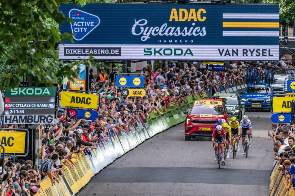rueckblick-adac-cyclassics-2026-radsport-trifft-skoda-neuheiten-in-hamburg