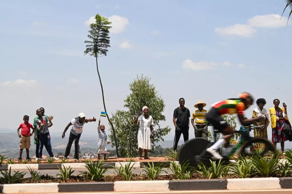 harmincan-eltek-tul-az-afrikai-hegyi-poklot-pogacar-megvedte-cimet-a-tortenelmi-vb-n-valter-attila-nem-ert-celba