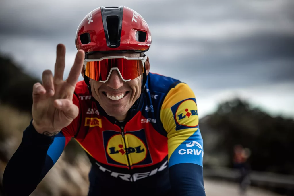 egy-fenekkel-nem-lehet-ket-drotszamarat-megulni-a-trek-ude-szinfoltja-aleix-espargaro-visszacsereli-a-bringat-a-motorra