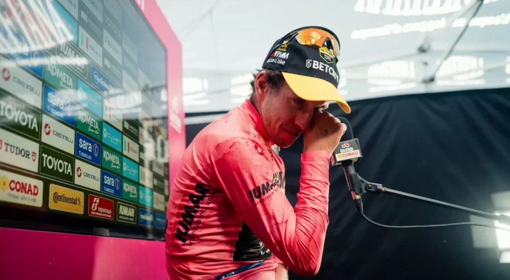 sokkolo-bejelentes-simon-yates-is-ido-elott-fejezi-be-ujabb-bizonyitek-hogy-a-visma-teljesen-kizsigereli-versenyzoit