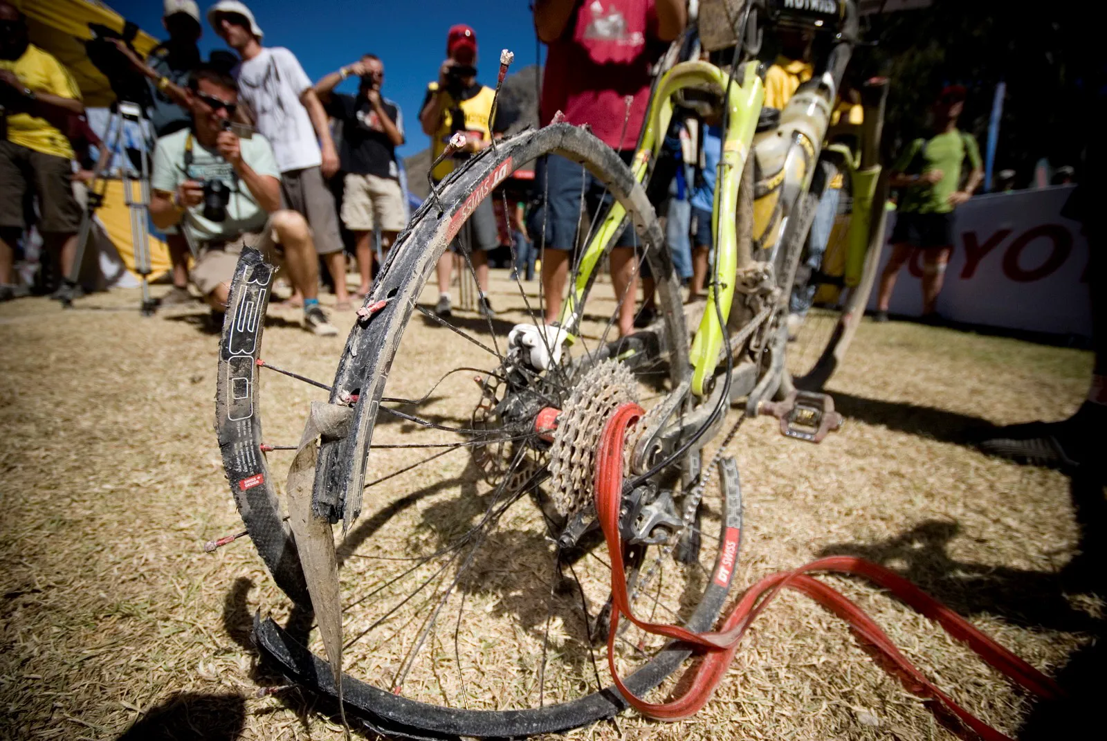 Totálně zničený ráfek. Výsledek bojů na Cape Epic. Foto: Michal Červený