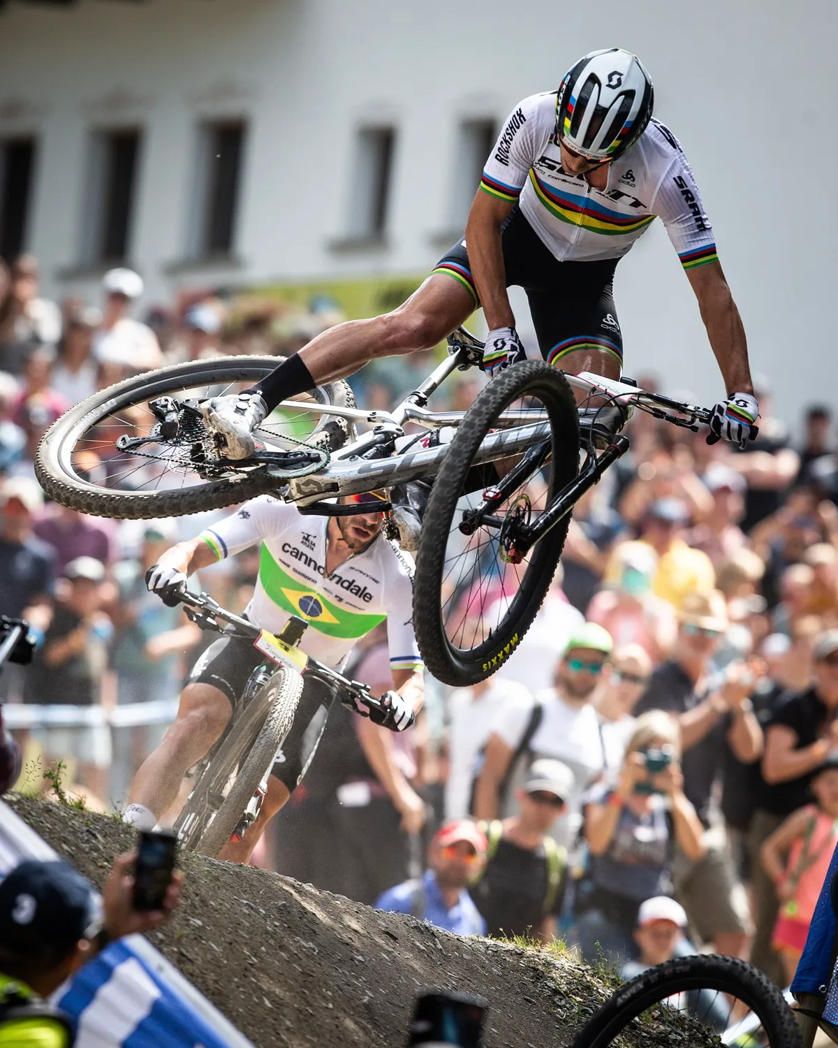 Nino Schurter si s kolem dovolí i v plném tempu nevídané parádičky. Foto: Michal Červený
