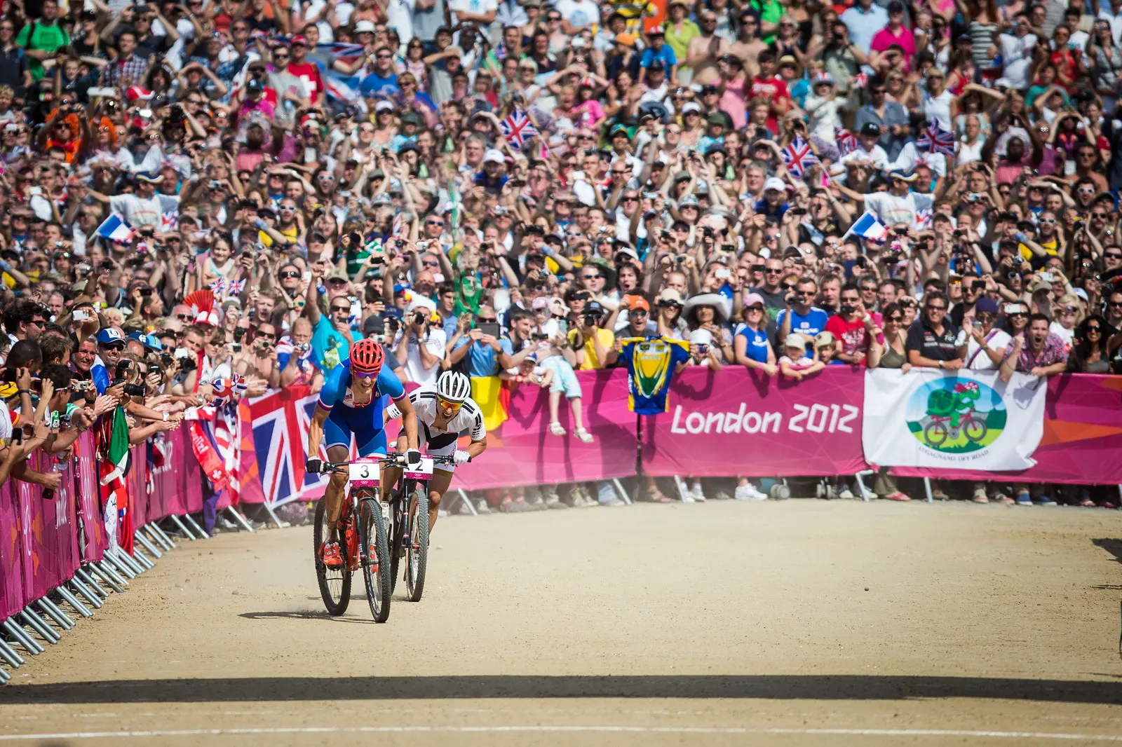 Jaroslav Kulhavý a jeho zlatý finiš na olympijských hrách v Londýně 2012. Švýcar Nino Schurter bojoval marně... Foto: Michal Červený