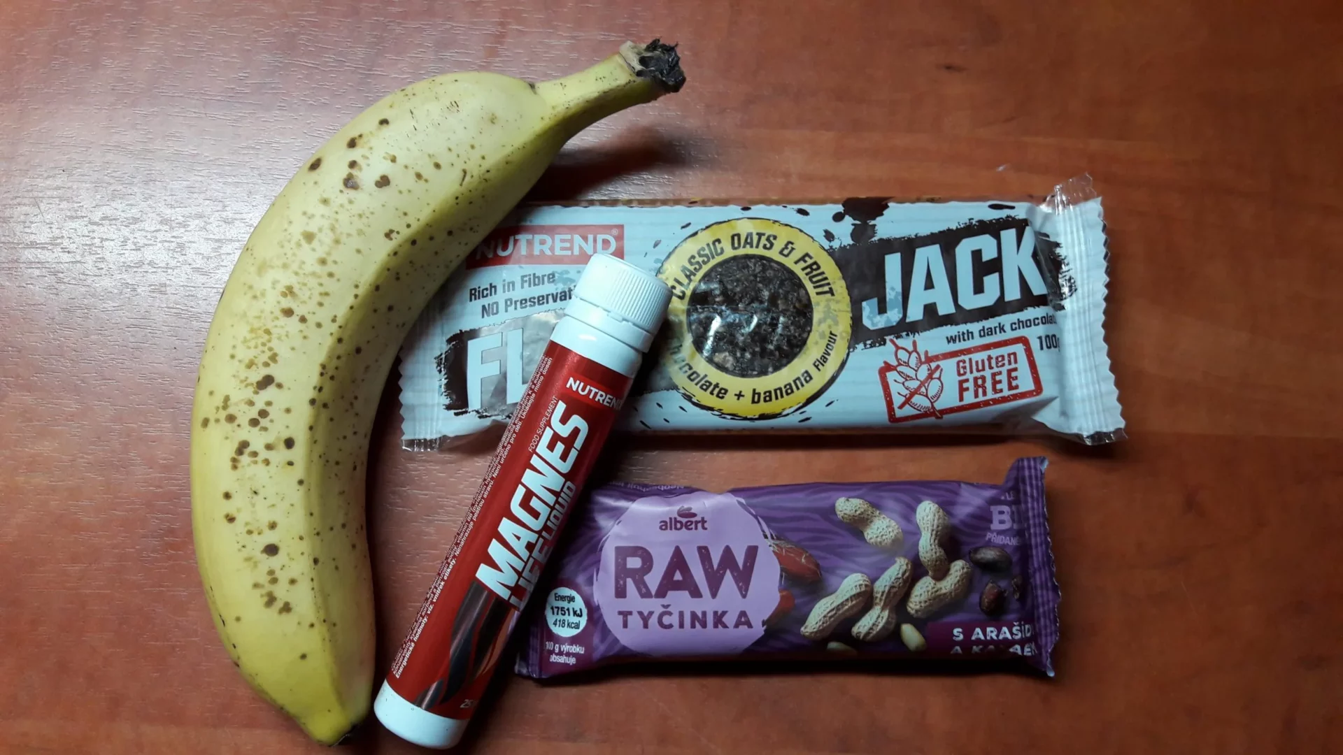 Banán, energetická tyčinka a magnesium jako prevence na křeče. V létě v kapse dresu samozřejmost. Ale ani při tréninku na trenažéru nepodceňujte nutriční složku.