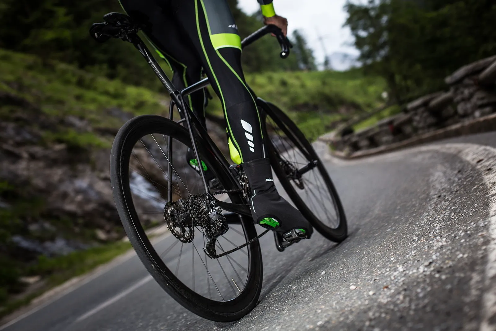 Pro zimní cyklistiku budete potřebovat správné oblečení, a tak se můžete potěšit nákupy. Foto: Michal Červený