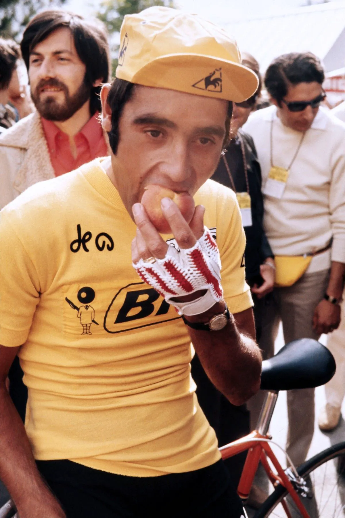 Vzácná chvilka. Eddy Merckx si po etapě dopřává jablko. Foto: profimedia (3x)