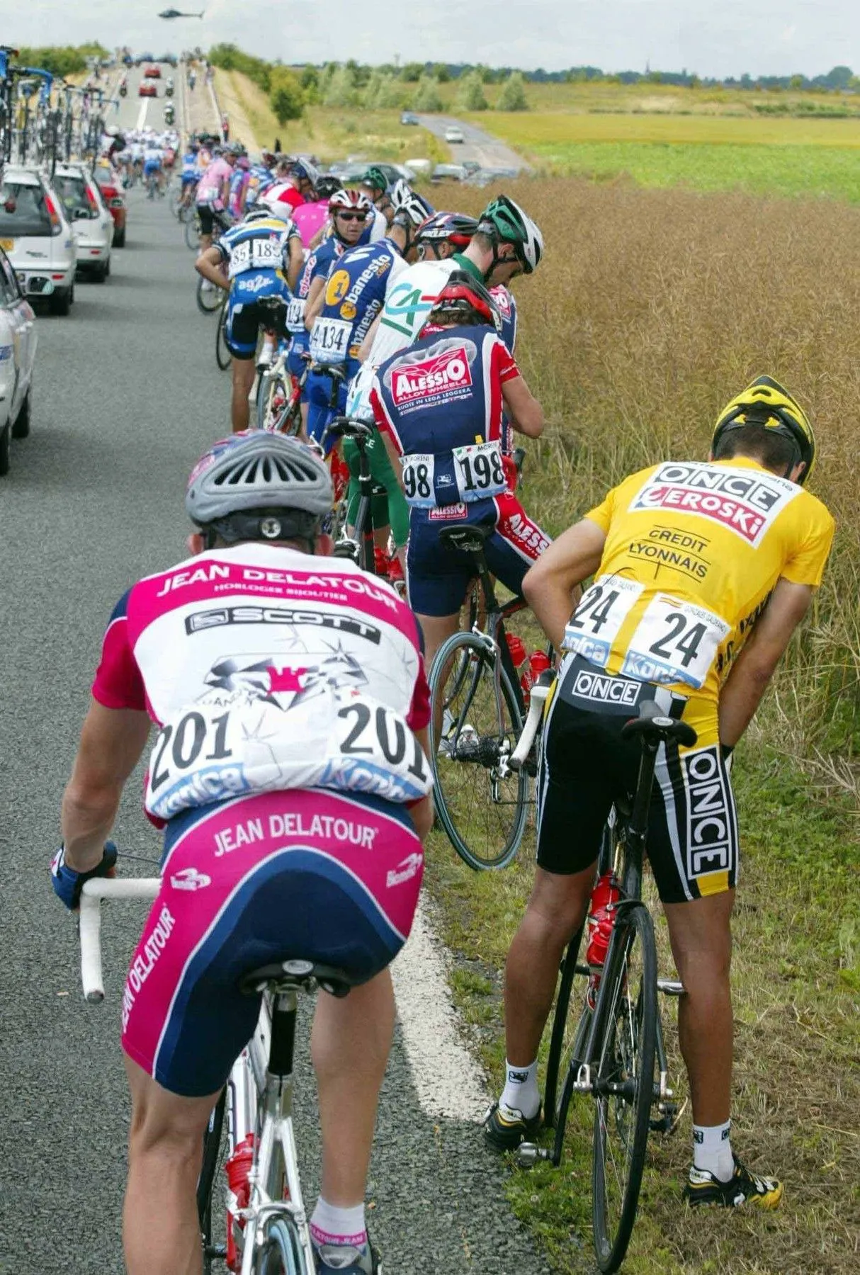 Když muž ve žlutém zavelí, pauzu na toaletu si bere celý peloton. Foto: profimedia (2x)