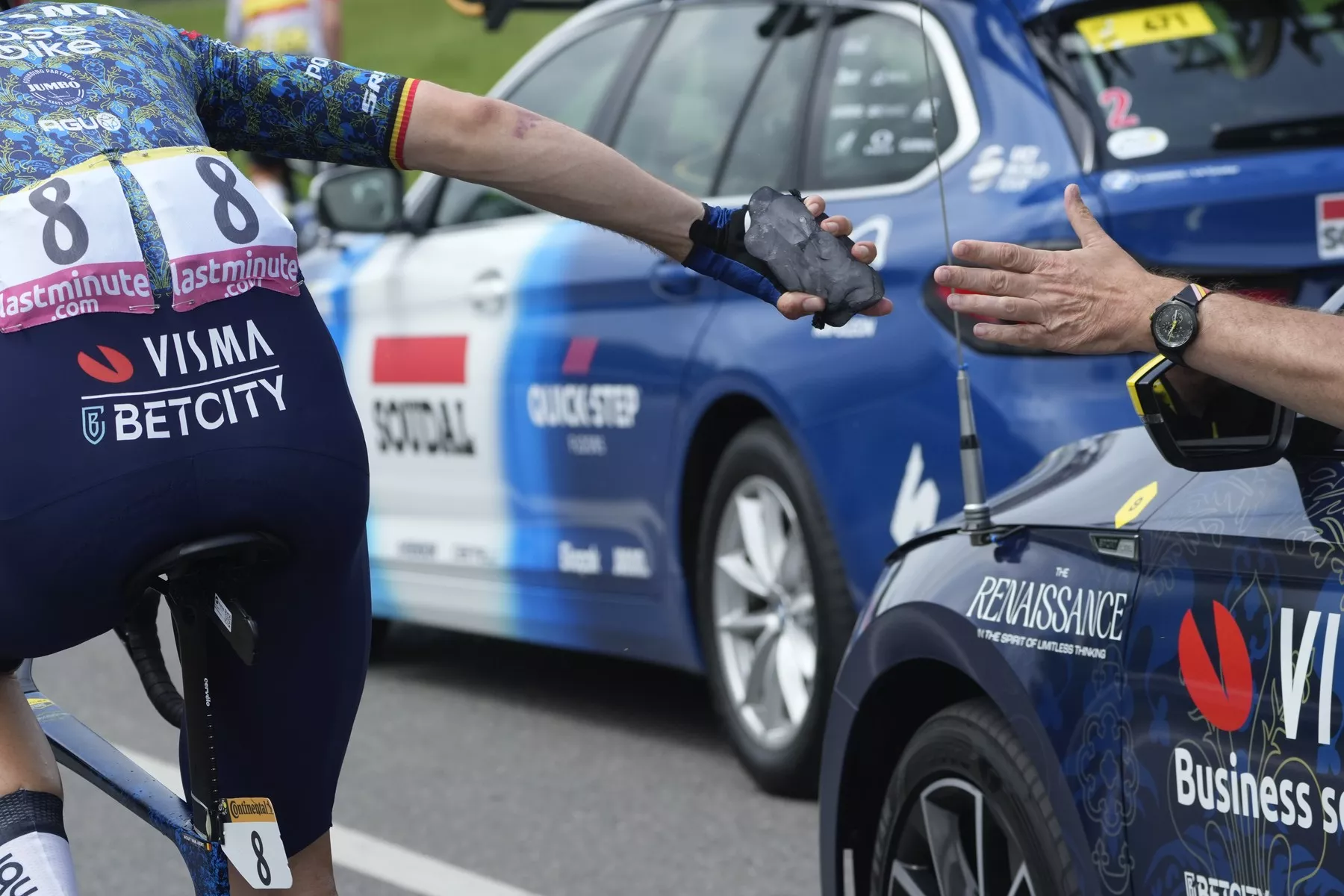 Vedro je během Tour de France nesnesitelné. Jednou z forem ochlazení je led v punčochách.