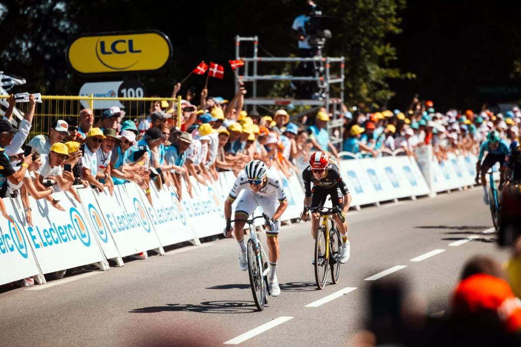 peloton-zrychluje-a-lame-rekordy-a-to-pogacar-jeste-odpociva