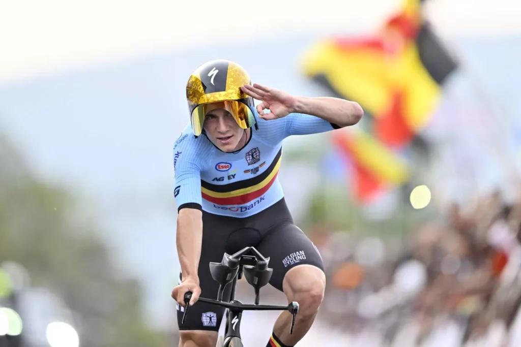 Duhový hattrick. A jako bonus Evenepoel ponížil Pogačara