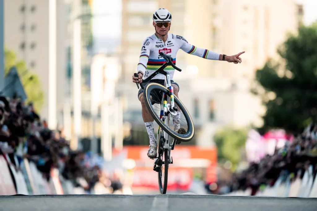 Rekordních 51! Císaře cyklokrosu těší brilantní nástupce