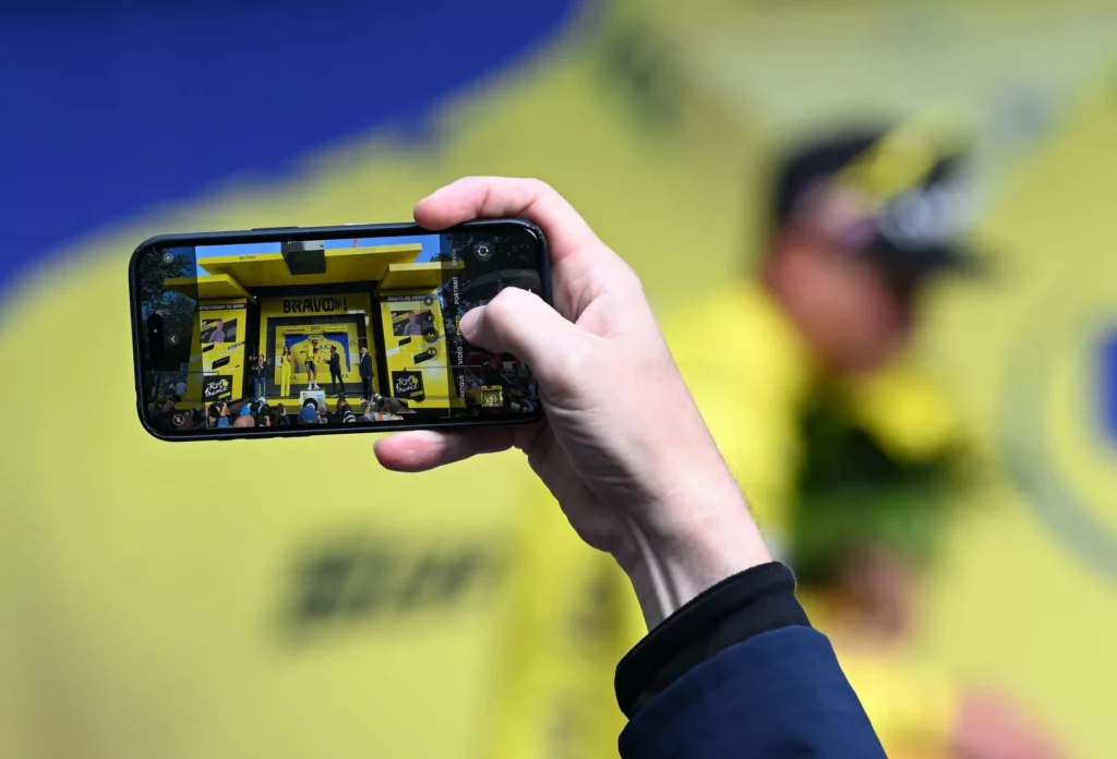 milionari-v-pelotonu-aneb-kdyz-socialni-site-vladnou-baliku