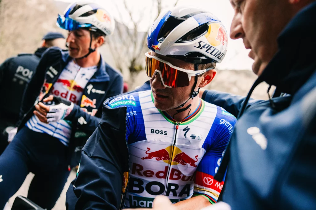 proc-jede-remco-evenepoel-kolem-flander