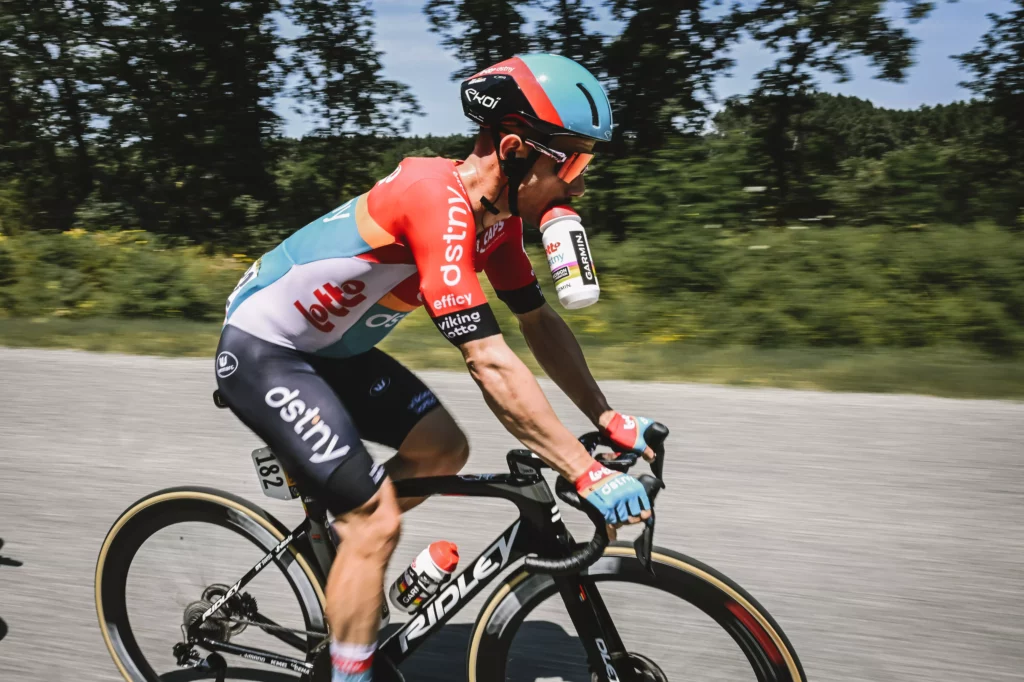 kdo-v-pelotonu-pije-sampanske-a-kdo-iontak-z-vyprodeje