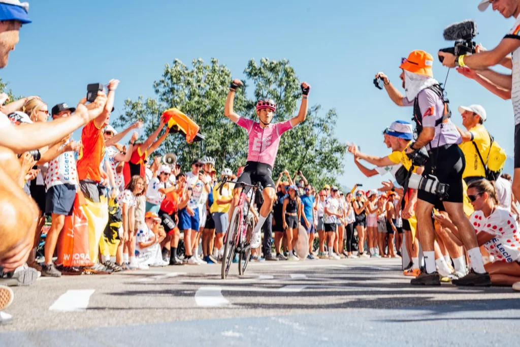 Proč fanoušci běhají vedle cyklistů v horách Tour?