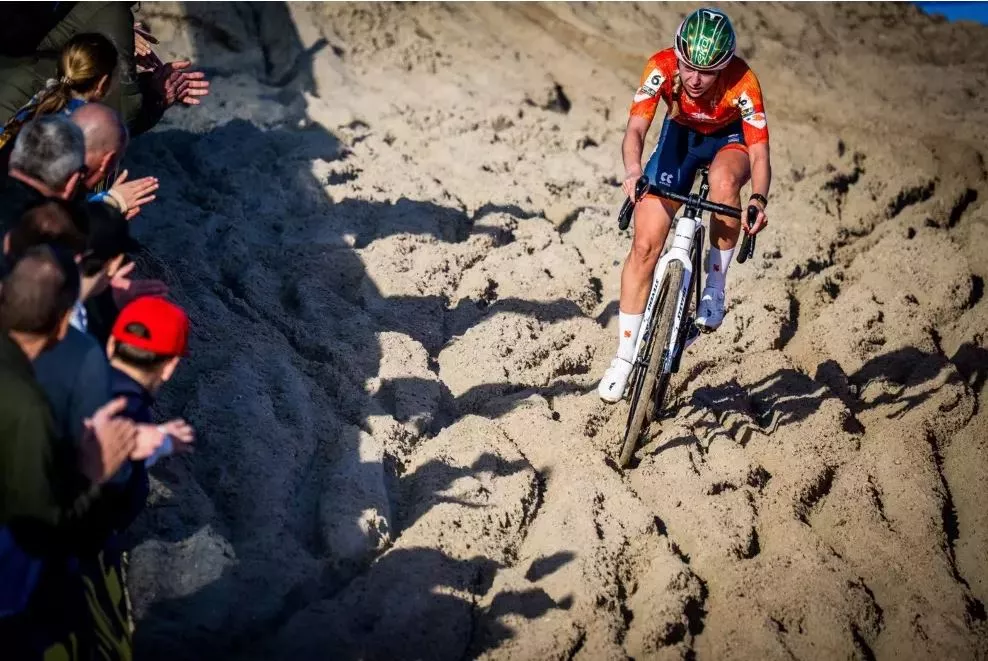 aerts-ja-van-der-heijden-alistasid-liiva-ja-favoriidid-ning-voitsid-cyclocrossi-euroopa-meistrivoistlused