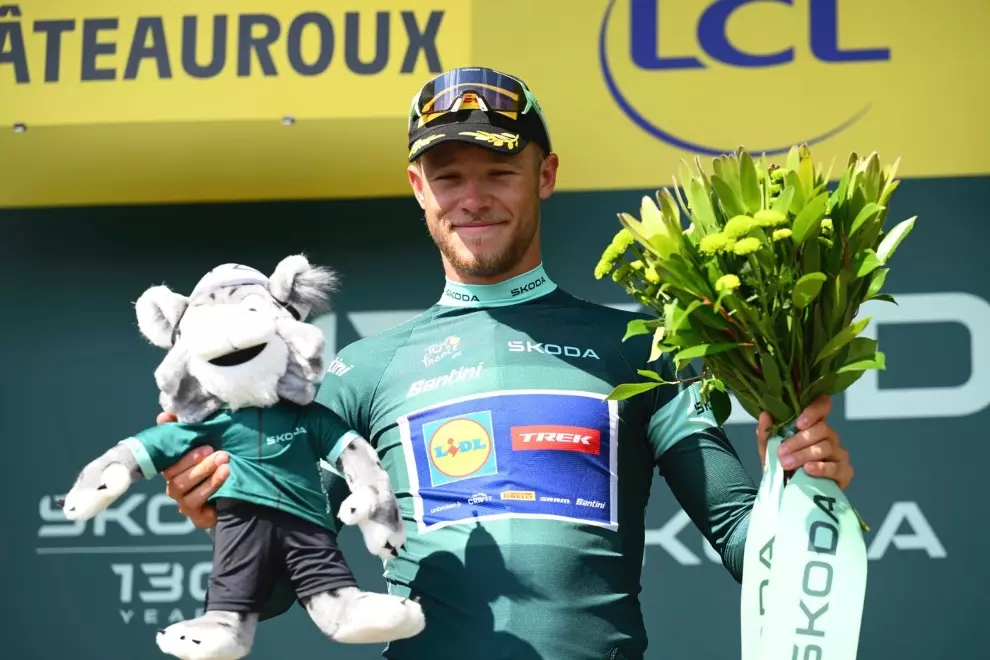 van-der-poel-escapes-milan-holds-skoda-green-jersey-in-tight-sprint-battle