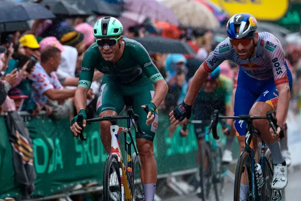 milan-wins-crash-filled-sprint-and-takes-big-lead-in-skoda-green-jersey-race