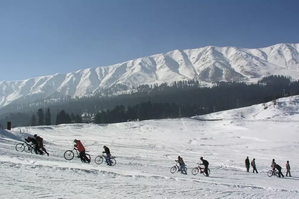 testing-ski-slopes-with-your-bike-how-to-survive