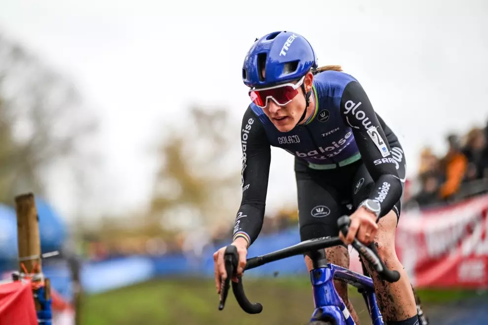lucinda-brand-sets-the-tone-in-tabor-as-2025-26-cx-world-cup-begins