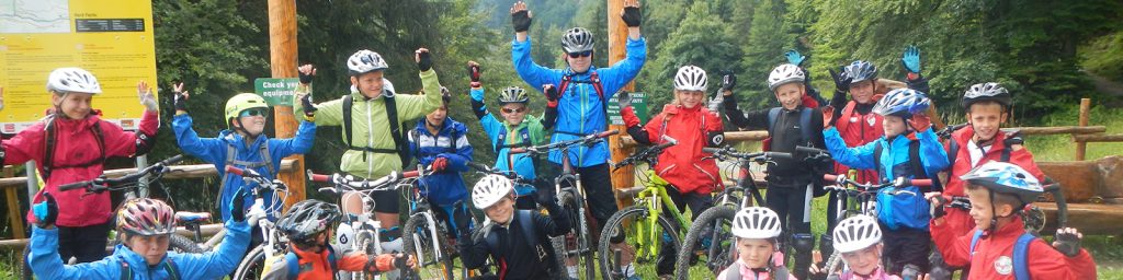 The fifth year in a row of the Kitzalpbike Junior Camp offers a unique week program for the young athletes from 7 up to 14 years of age. While parents can enjoy guided biking or walking tours in the Kitzbühel Alps, kids will learn new tricks in the hands of highly-trained and experienced coaches.