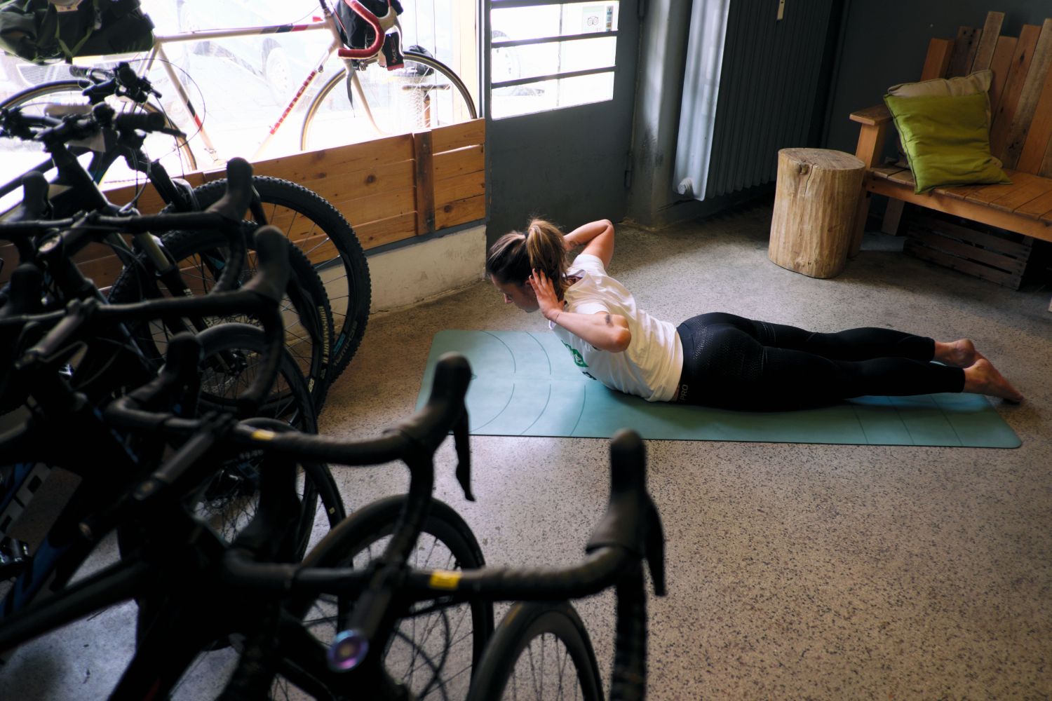 Young Sporty Woman Practicing Bicycle Crunches Pose Stock Photo - Download  Image Now - iStock