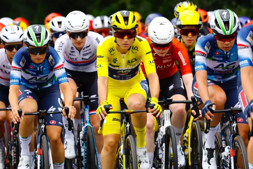 tdffaz-short-on-favourites-as-reusser-and-longo-borghini-abandon-and-vollering-crashes
