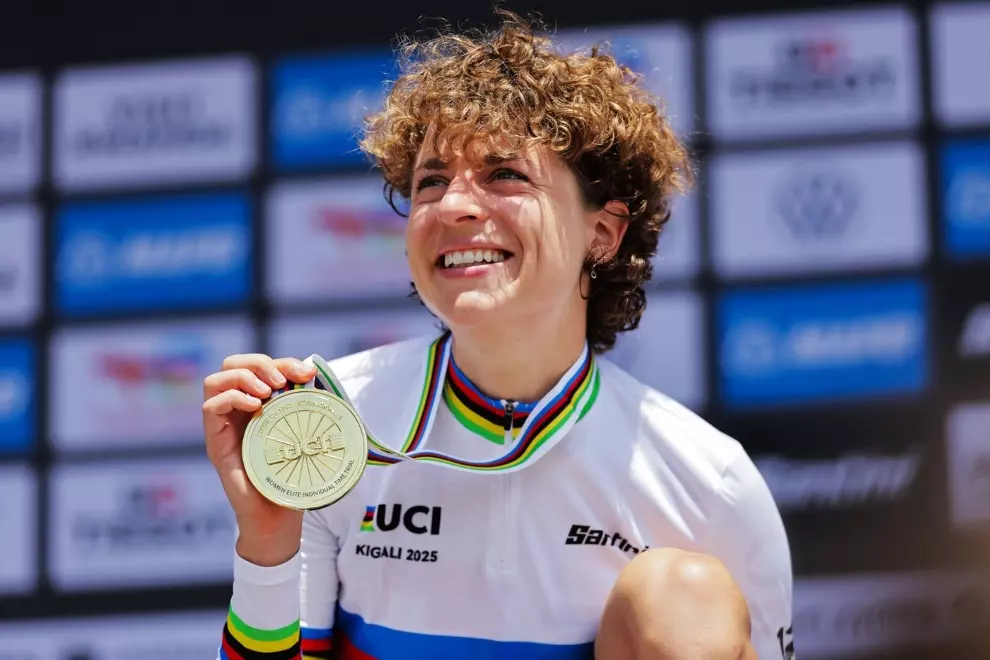 evenepoel-demolishes-rivals-in-itt-worlds-as-reusser-dominates-womens-race