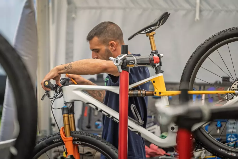 Top Mechanics’ Secrets: How to Win a World Cup Race in the Mud