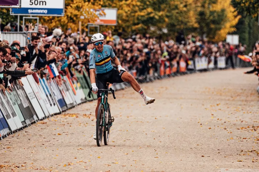 vermeersch-and-wiebes-win-uci-gravel-world-championships