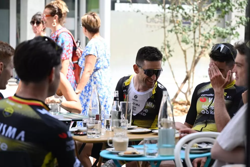 the-five-personalities-of-a-cyclist-at-a-cafe-stop-in-october