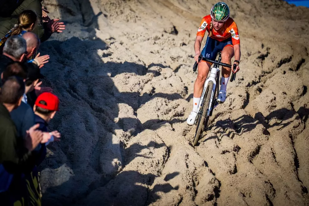 aerts-and-van-der-heijden-win-european-cyclocross-championships