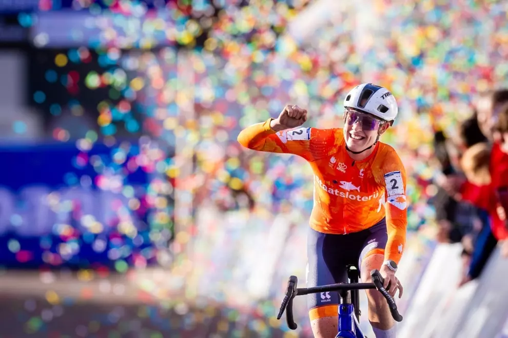 lucinda-brand-overcomes-crash-and-alvarado-to-win-second-cyclocross-world-title