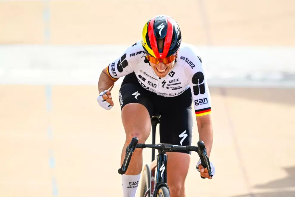 franziska-koch-wins-paris-roubaix-femmes-in-velodrome-sprint