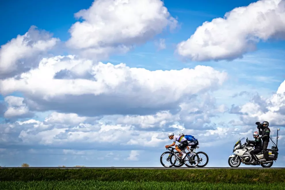 pogacar-and-van-der-poel-chase-history-and-each-other-in-paris-roubaix