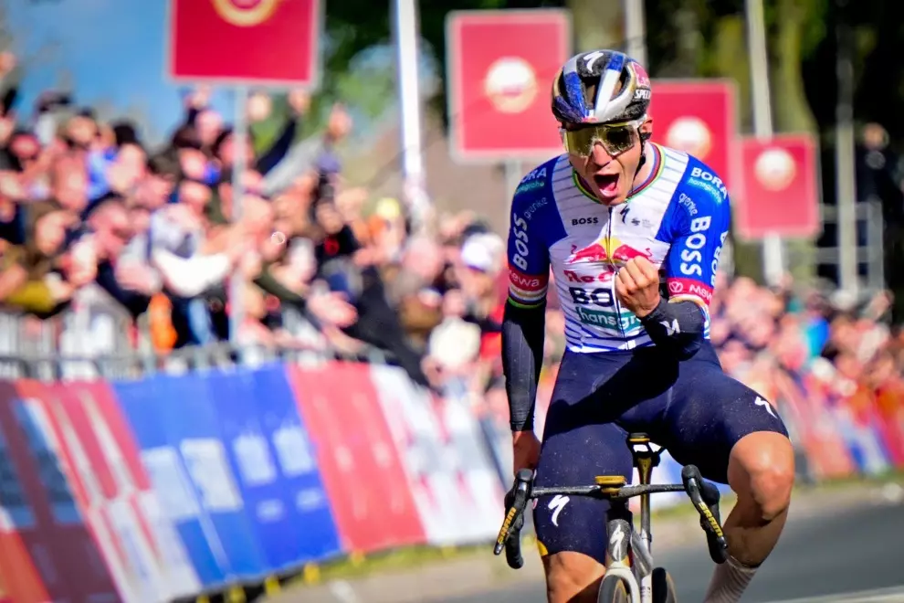 evenepoel-avoids-deja-vu-and-wins-amstel-gold-race-over-skjelmose