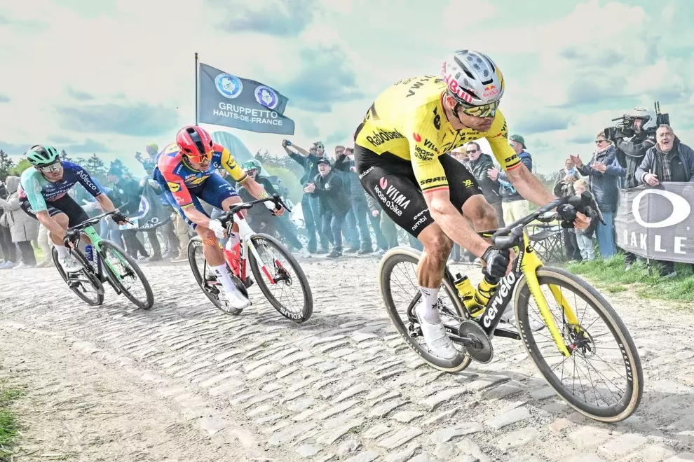 van-aert-outsprints-pogacar-to-win-the-2026-paris-roubaix