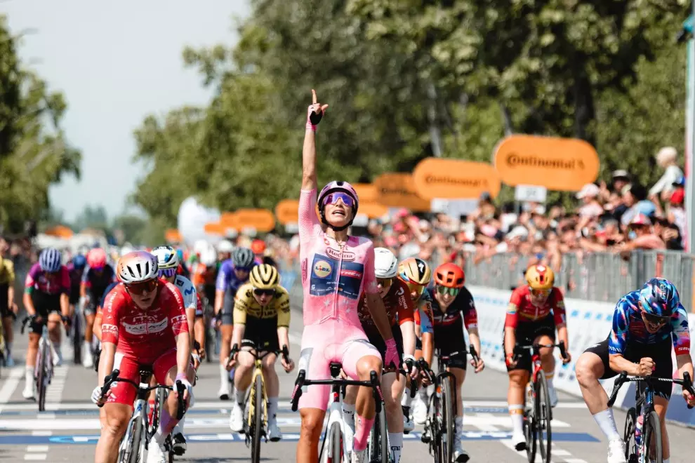 elisa-balsamo-backs-up-maglia-rosa-promotion