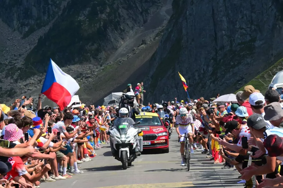 simply-the-best-pogacar-conquers-the-col-du-tourmalet-and-vingegaard