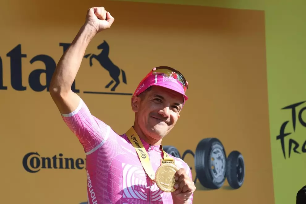 evenepoel-doubles-up-the-skoda-green-jersey-race-heats-up-and-uae-has-a-bug