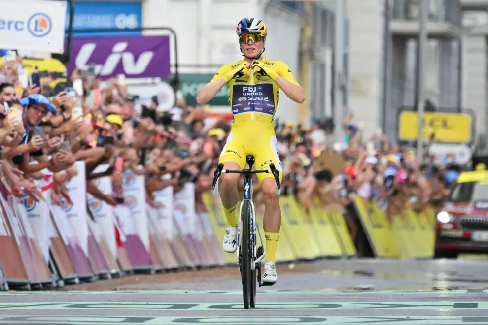 vollering-seals-second-tour-de-france-femmes-title-with-solo-victory-in-nice