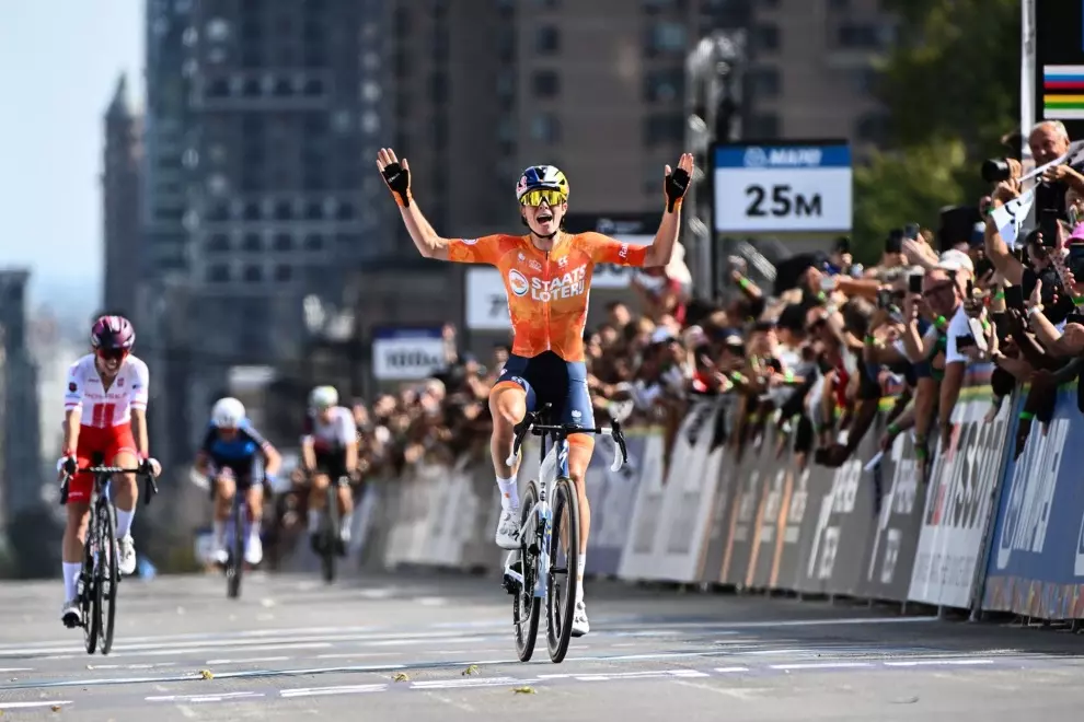 vollering-finally-on-top-of-the-worlds-after-outsprinting-niewiadoma-phinney