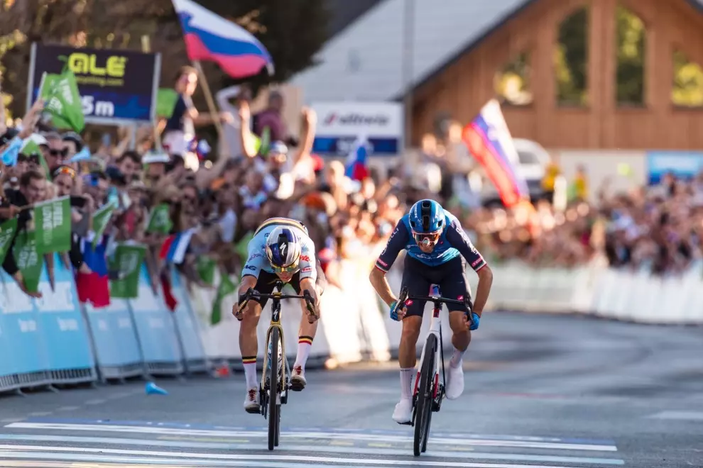 evenepoel-survives-crash-and-photo-finish-as-vollering-soloes-to-win
