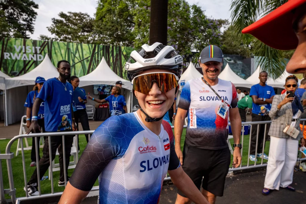 strieborny-lesk-na-africkom-asfalte-slovenska-cyklistka-chladonova-dobyva-kigali
