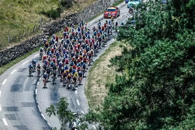 peleton-sie-nie-zatrzymuje-czas-na-kolejne-wielkie-sciganie