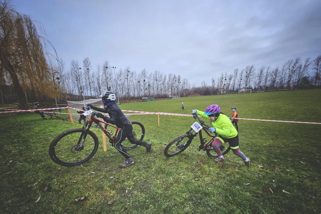 kolarstwo-przelajowe-dla-mlodziezy-proste-ustawki-zacheta-do-zimowej-aktywnosci-sportowej